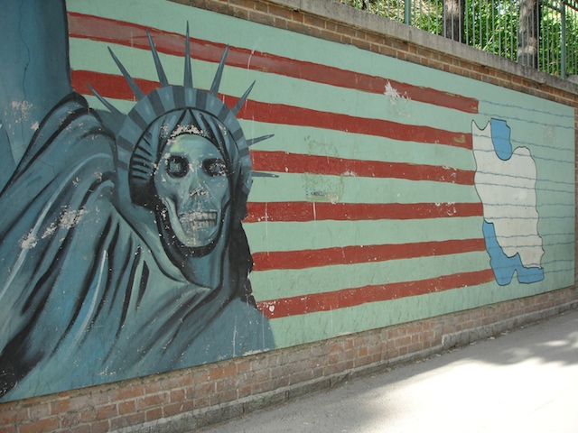 Graffitis an der Wand der hemaligen US-Botschaft in Teheran Graffitis an der Wand der hemaligen US-Botschaft in Teheran