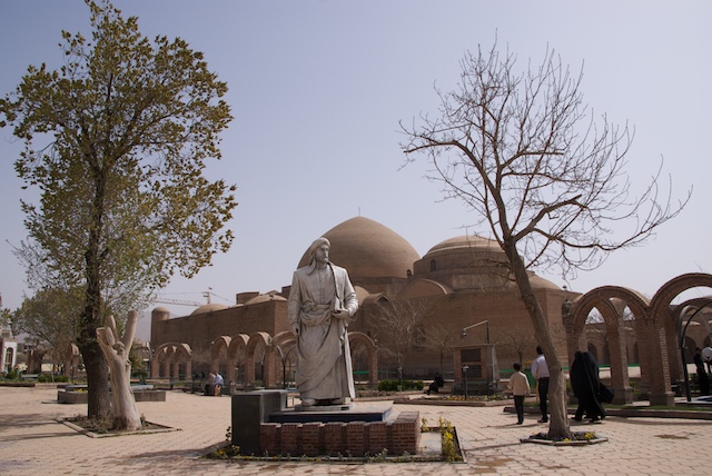 Bekannter Dichter vor der Blauen Moschee in Täbris Bekannter Dichter vor der Blauen Moschee in Täbris