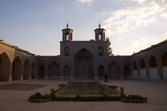 Die Nasir ol-Molk Moschee in Shiraz im Abendlicht