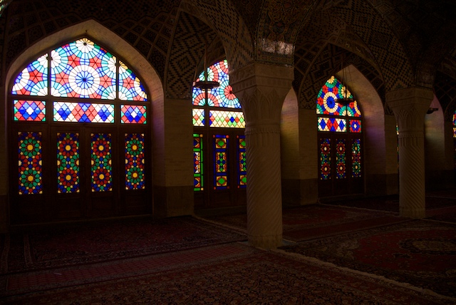 Prächtige Farbglasfenster im Innern der Nasir ol-Molk Moschee in Shiraz
