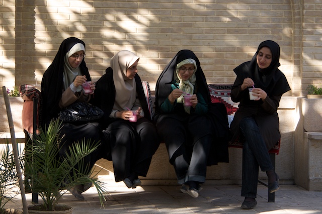 Verschleierte Frauen essen Bastani im Eram Park in Shiraz Verschleierte Frauen essen Bastani im Eram Park in Shiraz