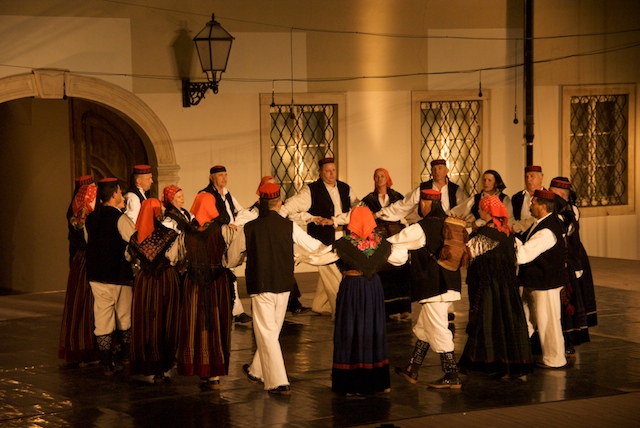 Kreistanz, ein verbindendes Element im Balkan, internationales Volksmusikfestival in Zagreb Kreistanz, ein verbindendes Element im Balkan, internationales Volksmusikfestival in Zagreb