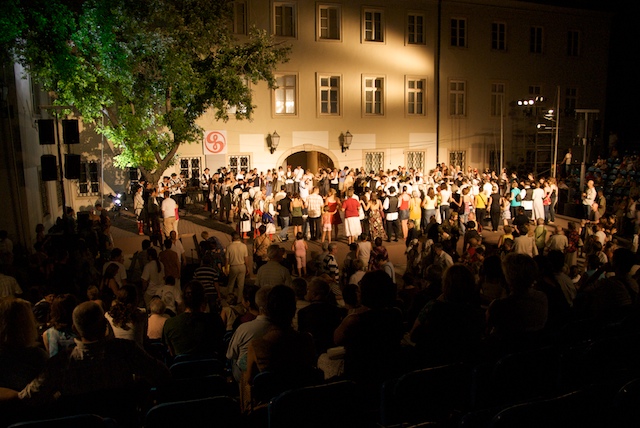 Begeisterte Zuschauer tanzen mit am internationalen Volksmusikfestival in Zagreb - wer sucht, der findet: Wo ist kediabyssinia? Begeisterte Zuschauer tanzen mit am internationalen Volksmusikfestival in Zagreb - wer sucht, der findet: Wo ist kediabyssinia?